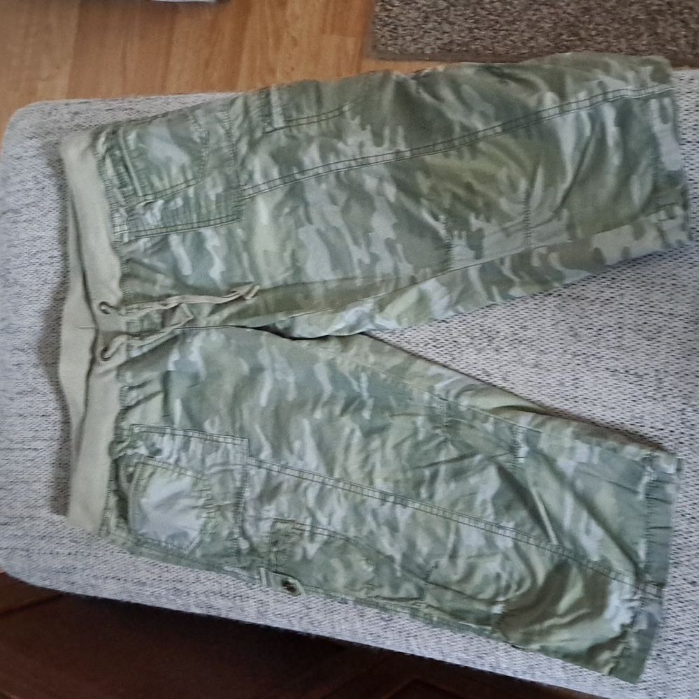 Camo cropped cargo pants size 17